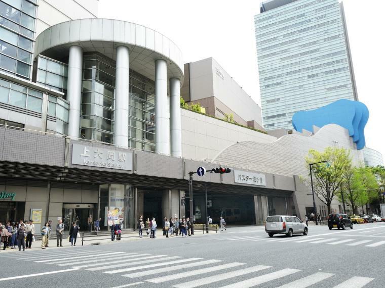 京急線・横浜市営地下鉄ブルーライン「上大岡」駅（京急線「快特」停車駅。羽田空港へも快適アクセス。市営地下鉄ブルーラインで市内へのアクセスも良好。 ）