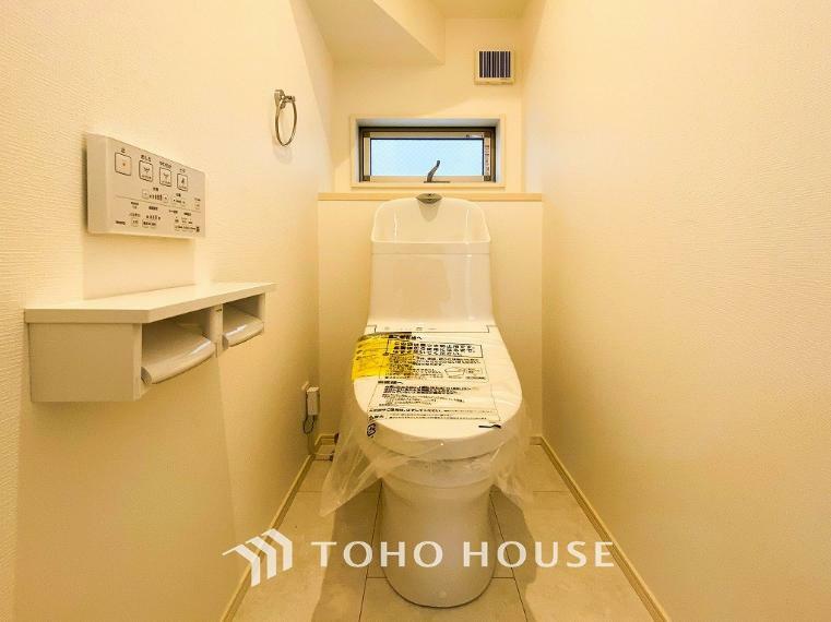 トイレ 換気と明るさに配慮した清潔感溢れるトイレ。落ち着いた空間で安らぎのひとときをお過ごしいただけます。