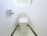 トイレ 【トイレ】 小窓があり、清潔感のあるシンプルなデザインのトイレ