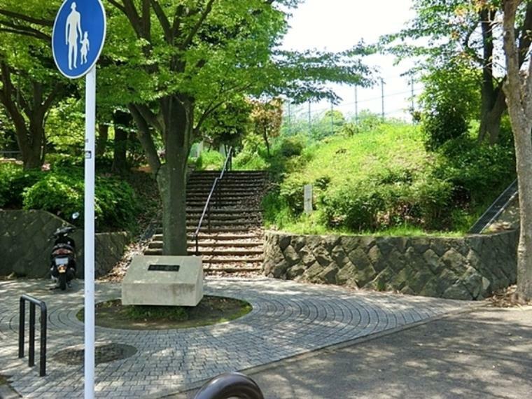 公園 能見台北公園 木々が多く自然を感じる公園。地元のコミュニティスペースとしても使われています。