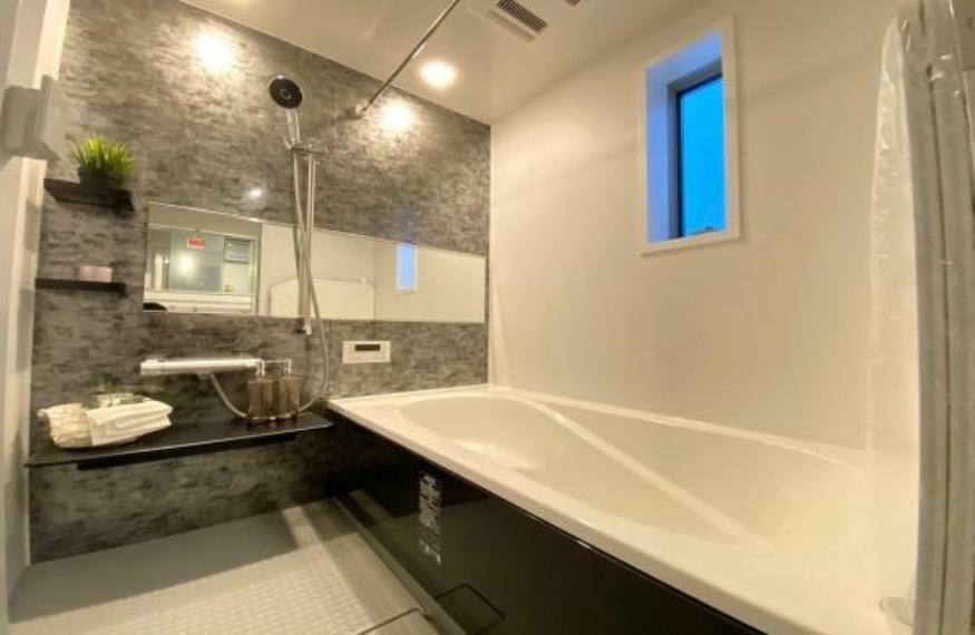 浴室 《浴室》　■高級感のあるバスルームは一日の疲れを癒す居心地の良い空間です。