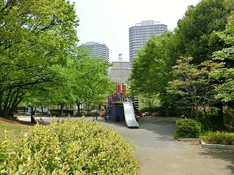 公園 品濃中央公園 西武オーロラモールやイオンモール等も近く立地の良い場所にあります。大型複合型遊具やブランコがある遊び場、小さい子が楽しめる滑り台や砂場のある広場、広い広場に分かれています。