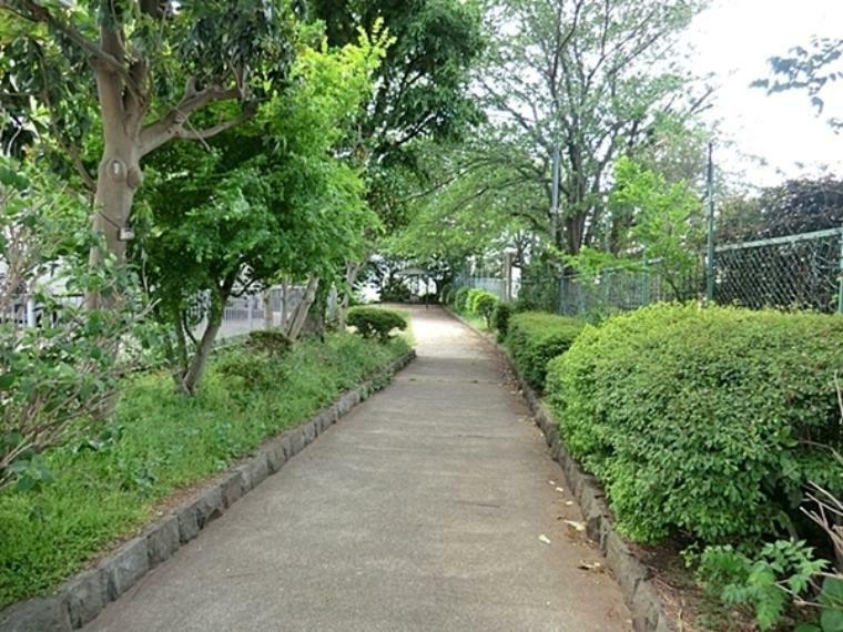 釜台公園 住宅街の子どもが走り回れる広さの公園（約453m）