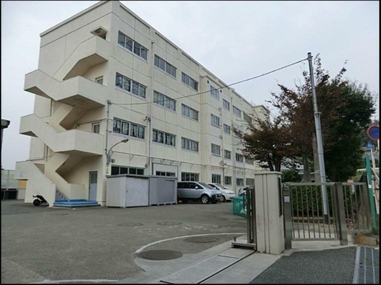 小学校 横浜市立小菅ケ谷小学校 学校教育目標:「思いやりの心をもち、自分らしさを発揮して　ねばり強く最後まで取り組む子」