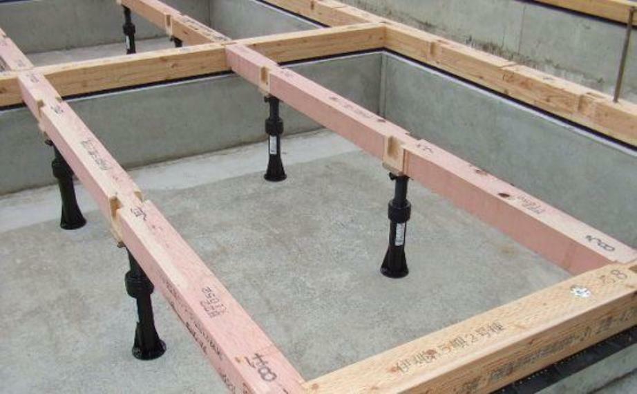 構造・工法・仕様 床を支える床束には、シロアリや腐朽に無縁の安心の樹脂製を採用しております。施工後、乾燥による大引の木やせで生じた隙間を後から簡単に調整することも可能です。