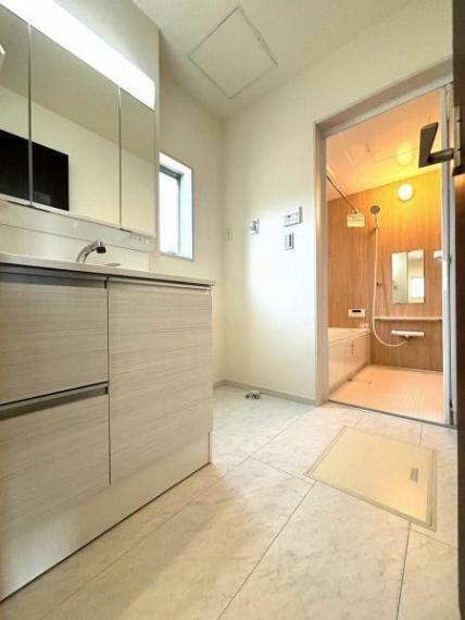 洗面化粧台 洗面台横には、洗濯機置き場が配置されております 小窓からは光が差し込み、風通しもよく湿気も気にならないですね。