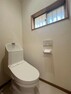 トイレ 白を基調とした清潔感溢れるトイレです 天井と壁のクロスも張り替えましたので清潔な空間になっております