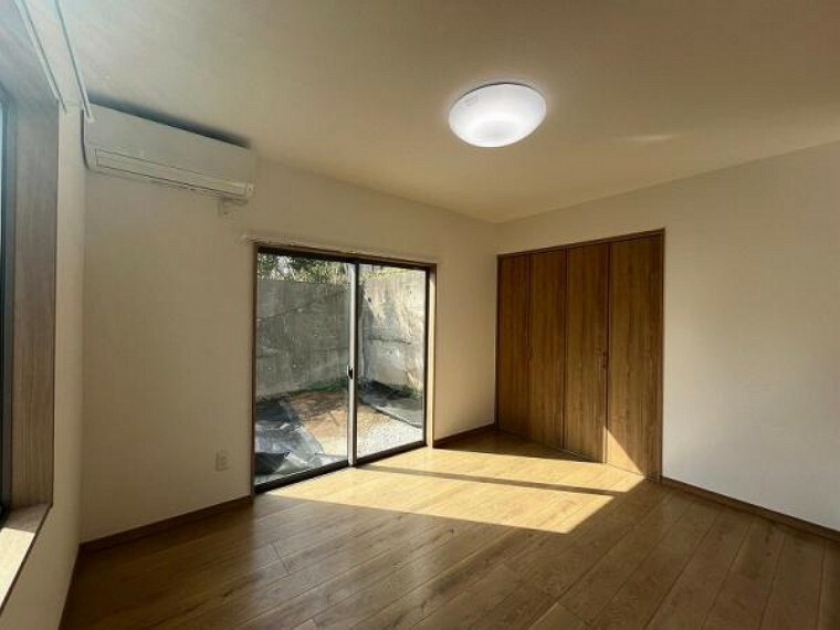 子供部屋 二面採光で優しい陽の光が降り注ぎます シンプルなデザインのお部屋は好きな家具を自分好みに配置できます