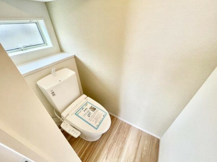 トイレ ■■Toilet■■ 清潔な空間を保ちたいトイレはオフホワイトでまとめました。毎日使う場所だからこそお手入れも楽々にできる機能が搭載されております。汚れが付着しにくい便器はお掃除も楽々です。