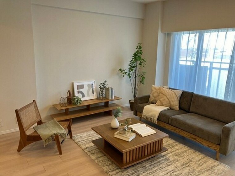 居間・リビング 南東向き、約18.1帖のLDK※家具・調度品は販売価格に含まれません。