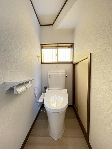 トイレ 【トイレ】階段下を利用した1階トイレは温水洗浄便座です