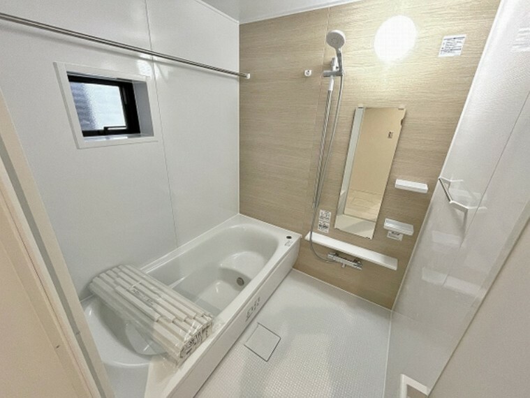 浴室 ユニットバスはもちろん1坪タイプのゆったりサイズで、採光換気用小窓も付いて、オートバスで浴室乾燥暖房機も付いておりますので、冬場でも浴室をポカポカにしてから入浴できます。