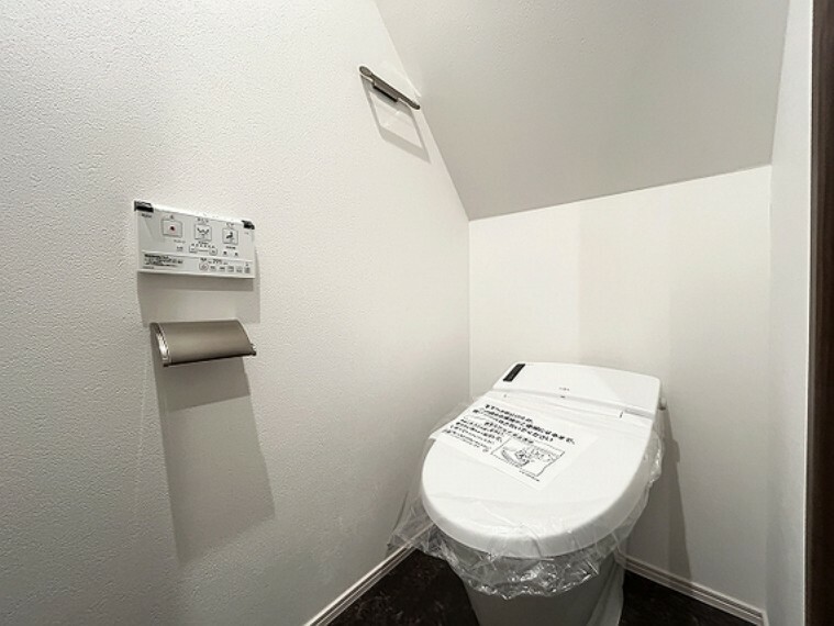 トイレ 1、2階快適な温水清浄便座付。いつも使うトイレだからこそ、こだわりたいポイントですね。