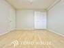 子供部屋 清潔感あるホワイトの壁紙と温もり溢れるカラーの床材が見事に調和した本邸宅。