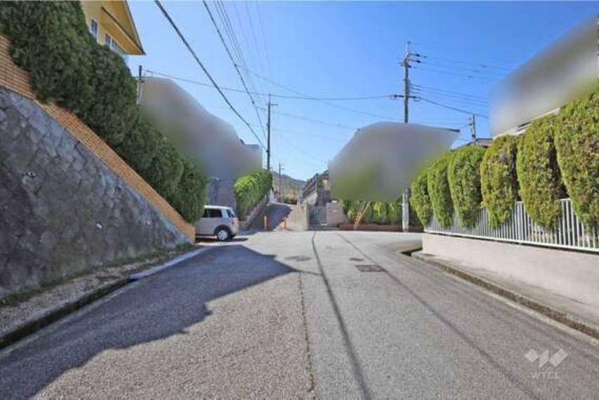 現況写真 物件の南側前面道路（東側から）［2024年3月10日撮影］