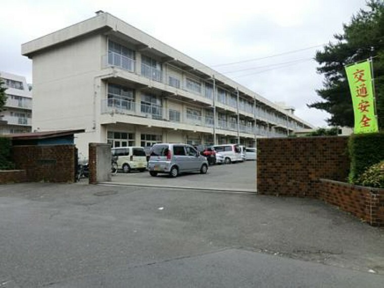 小学校 【小学校】鶴の台小学校まで877m