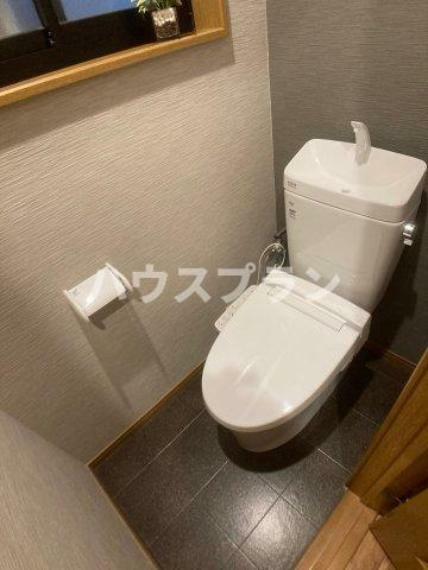 トイレ 窓があるので換気ができる清潔感のあるトイレ。快適な温水洗浄便座付きで、清潔さと快適さを両立します。