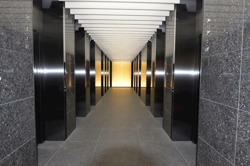 外観写真 エレベーターホール。幻想的な空間です。低層階・中層階・高層階用に分かれています。全階用含む14基。
