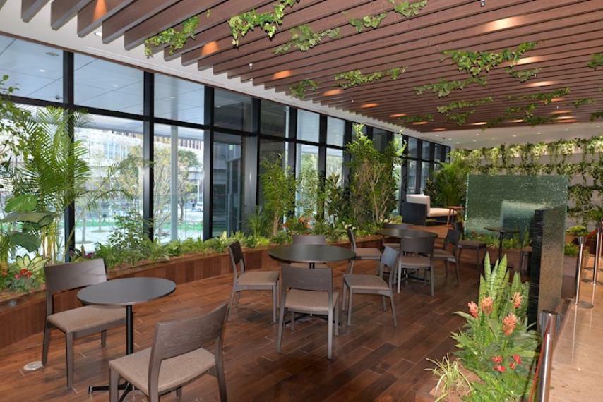 外観写真 2Fのフォレストカフェは緑に囲まれた癒しのプライベート空間になっています。24時間利用可能。
