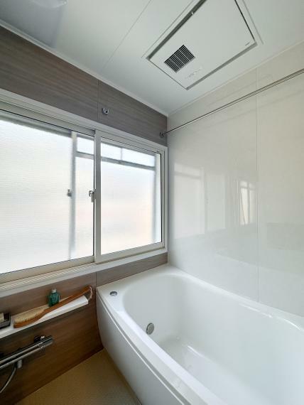浴室 【浴室】小窓付！日頃の疲れを癒してくれるバスルーム