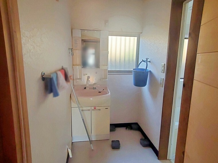 洗面化粧台 シャワー付きの洗面化粧台。忙しい朝にも便利ですね。 窓付きで明るい洗面所です。