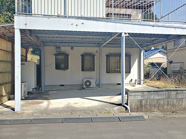 駐車場 屋根付きカースペースで大切な車を雨から守れます。