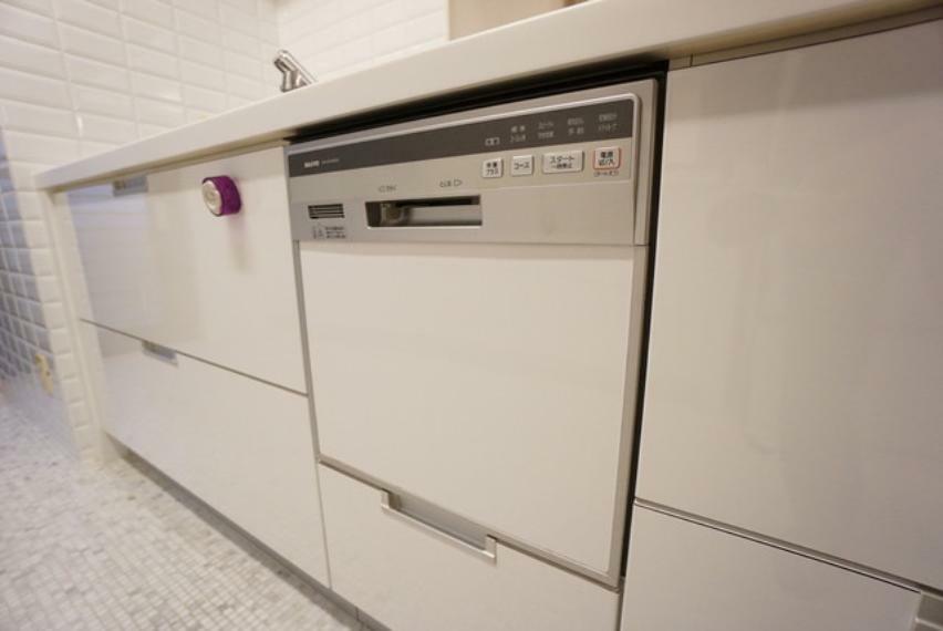 キッチン 家事の時短につながる食洗器やディスポーザーとあると嬉しいオプション満載仕様。