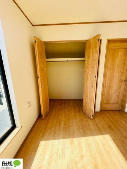 それぞれのお部屋に収納スペースがあるのでプライベートな荷物も身近に置くことができます。