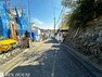 現況写真 前面道路含む外観・見通しの良い前面道路。車通りも少なく、お子様の通学や愛犬とのお散歩も安心ですね。