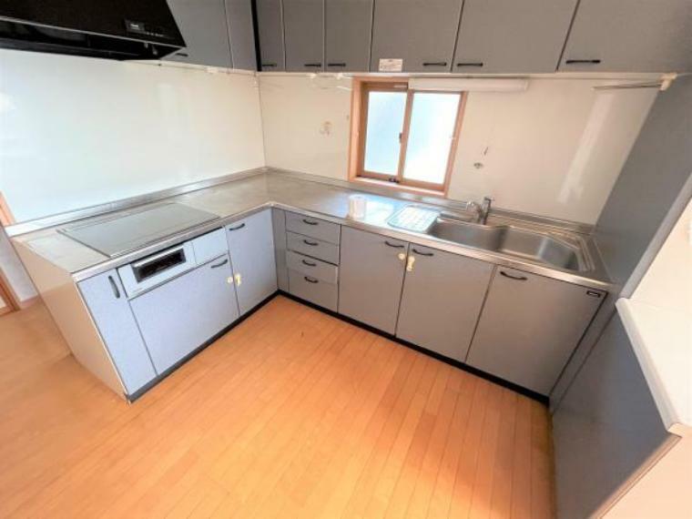 キッチン 【現況販売】キッチンです。L型のキッチンになっています。キッチンスペースが広々設けられているので冷蔵庫や食器棚を設置してもゆったりとお料理できますよ。