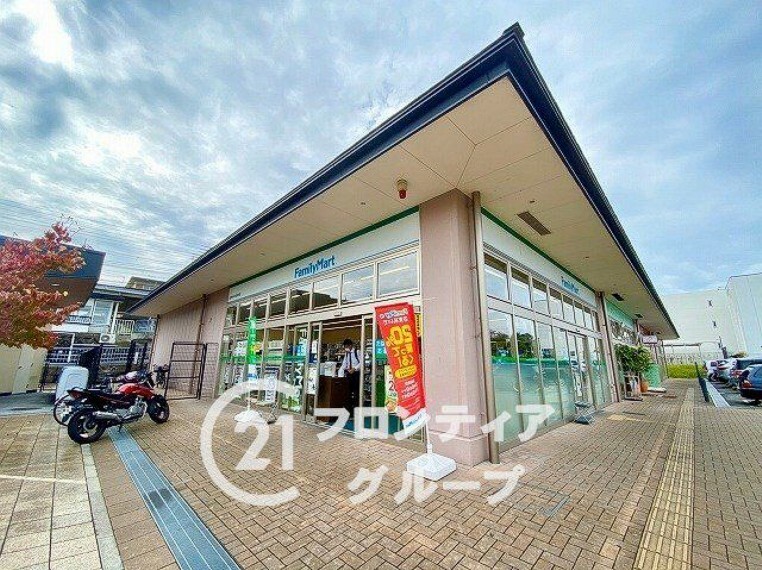 コンビニ ファミリーマート近鉄あやめ池駅前店 徒歩8分。