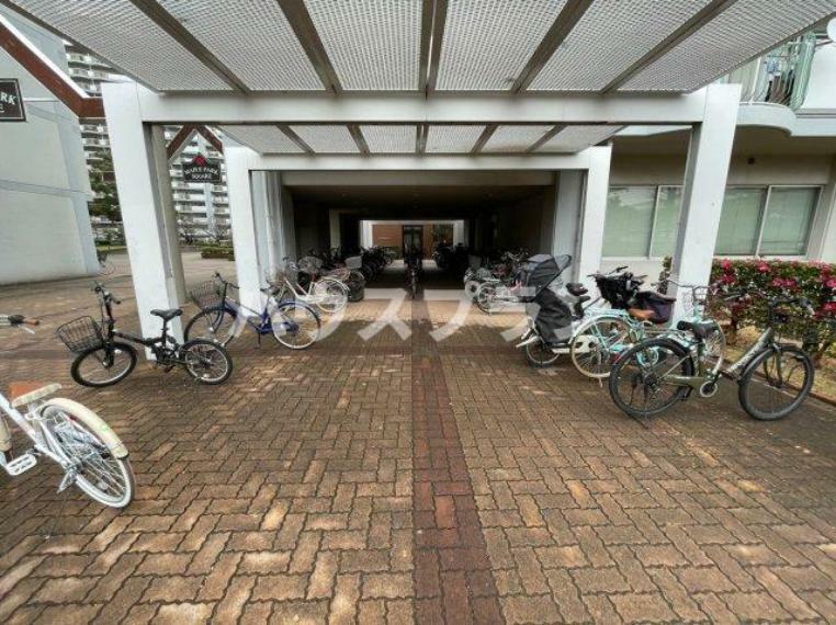 駐輪場 居住者の皆様の利便性を考慮し、広々とした自転車置き場をご用意しております。きれいに整理整頓がさています。駐輪料金は無料で、2台目以降は月額100円となります。
