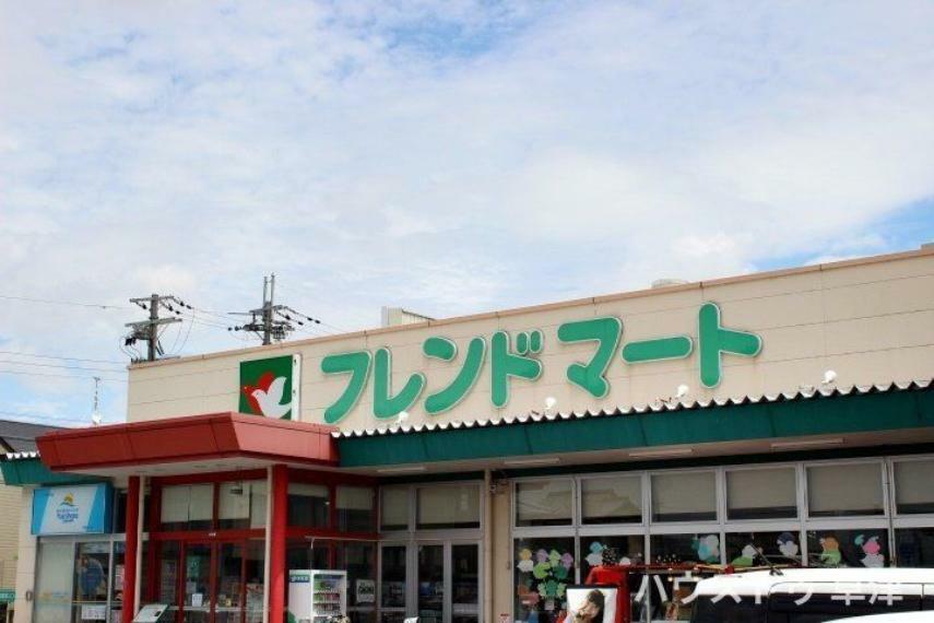 スーパー 【フレンドマート 河西店】良質な食料を揃えているスーパーマーケットです。近隣の施設も充実しているのでまとめ買いにも便利です。新鮮な食材にこだわったスーパーで、敷地内に駐車場もございます。