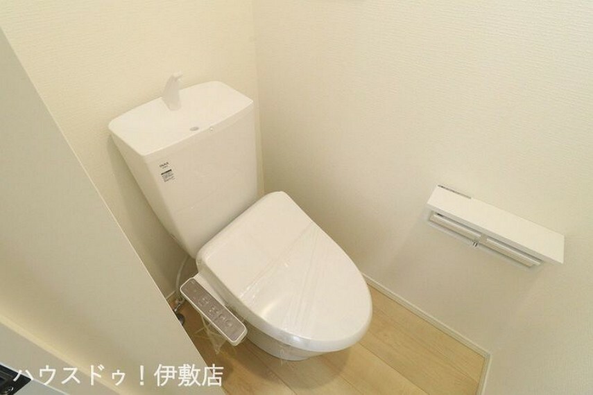 トイレ 【1Fトイレ】ウォシュレット機能付きトイレですタオルリングやペーパーホルダーも完備です