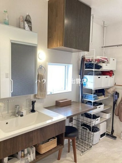 洗面化粧台 木目調のおしゃれな洗面台。洗面台横には作業台にもなるメイクスペースがあります。上部には収納スペースも！