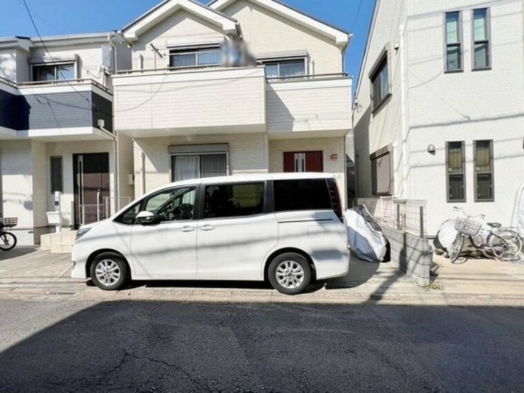 駐車場 ゆったりとした駐車スペースを確保いたしましたので、大きめのお車でも駐車可能です。自転車やバイクなど、ゆとりのある敷地で置き場所に困ることはないでしょう。