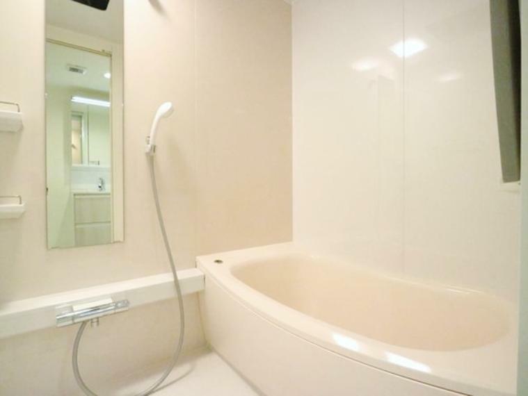 和らぎあるカラーで統一、半身浴も楽しめるバスタブが心地よさをもたらします。