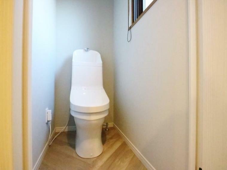 トイレはシャープでシンプルなデザイン。窓があり明るく清潔な空間へ。