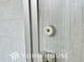 防犯設備 ダブルロックを採用した玄関ドア。鍵を増やすことで鍵開けに時間をかける事ができ防犯面で効果的です。