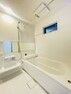 浴室 浴室です。白色で統一されているのがいいですね 窓が高い位置にあり、防犯性＆通気性良好