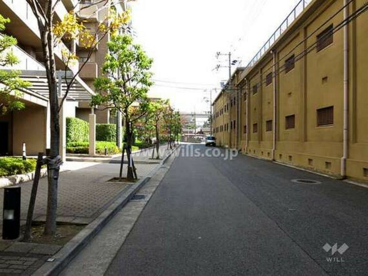 現況写真 敷地南側の前面道路。敷地南側は菊正宗酒造の工場です。