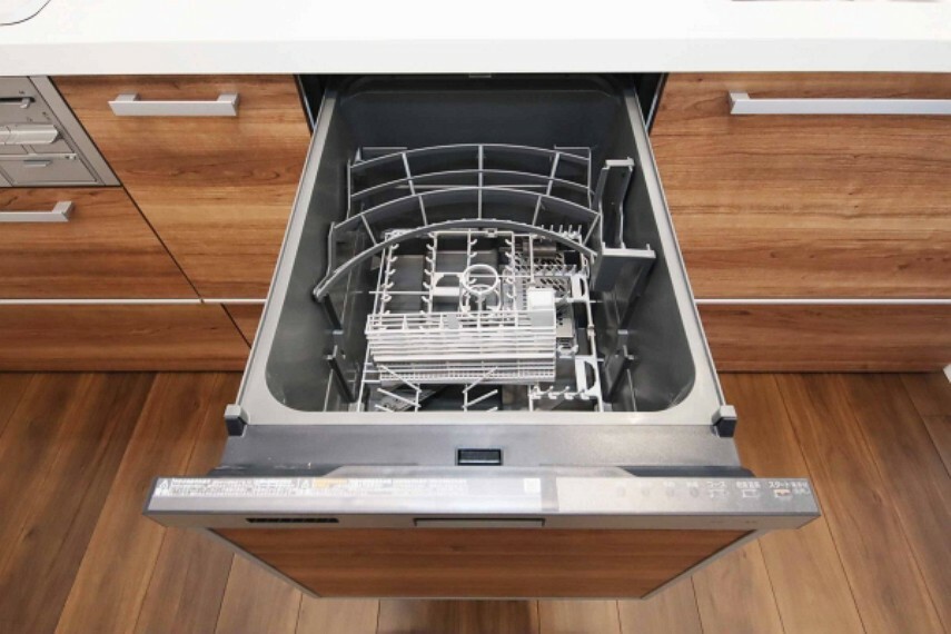 キッチン 後片付けがラクになる食洗機付き。手洗いでは落ちない汚れも、高温・高圧でスッキリ。また、節電、節水の効果もあります。