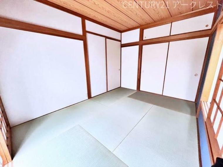 和室 ～・～Japanese Room～・～ たくさんのメリットがある洋室。横になってくつろいだり、洗濯物を畳んだり、来客があってもお布団を敷けば客間として使え、幅広い用途で使えるので重宝しそうですね。