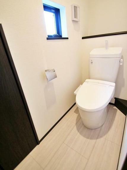 トイレ 小窓のある2階の温水洗浄便座トイレです