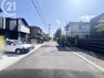 現況写真 物件と前面道路。生活道路で交通量が少ないので駐車がしやすいです。