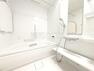 浴室 白を基調とした清潔感あふれるバスルームです　　【パーク・ハイム国立学園通り】