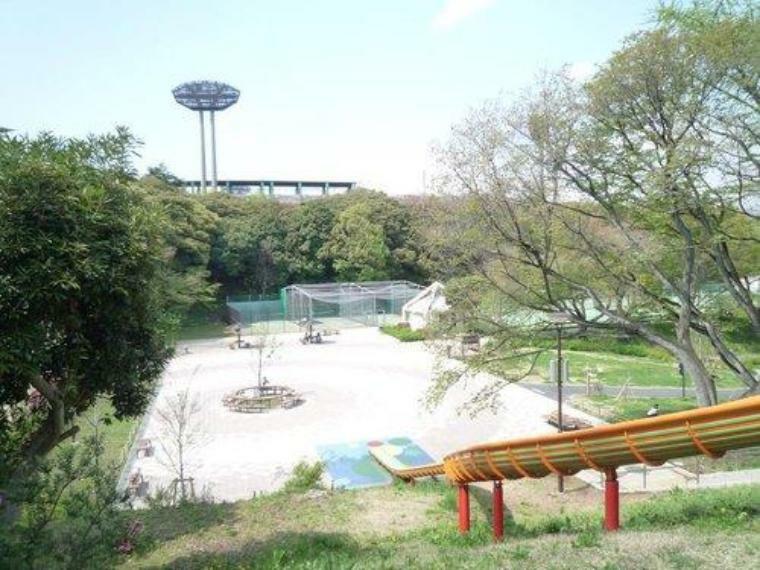 公園 県立保土ケ谷公園（スタンド付の野球場、サッカー場、ラグビー場、テニスコートなど運動施設が整っている公園。）