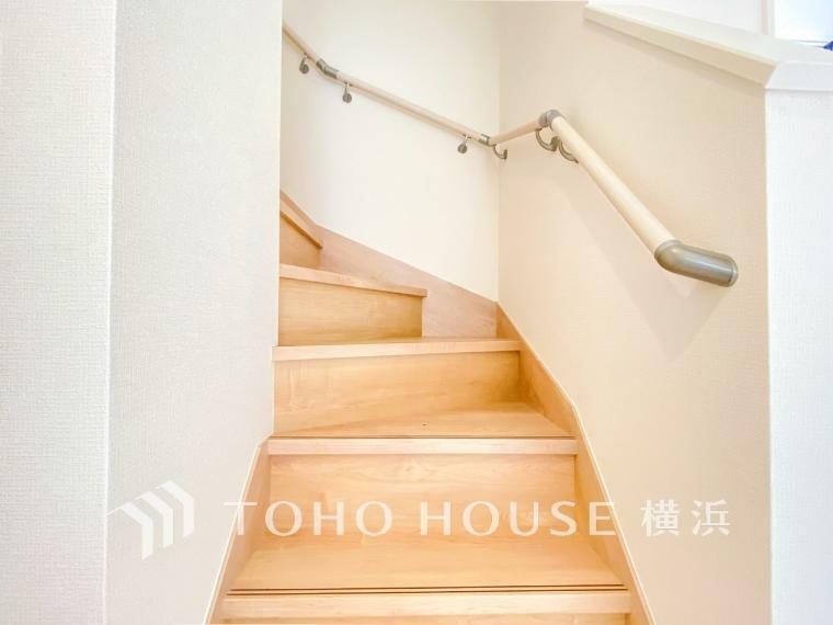階段には手すりが設けられております。お子様やご年配の方の安全にも配慮した造り。