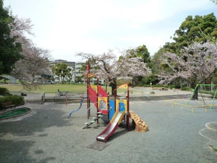 公園 白根公園（横浜市でも珍しい自然の滝のある公園。放課後は子供たちのにぎやかな声が響きます。）