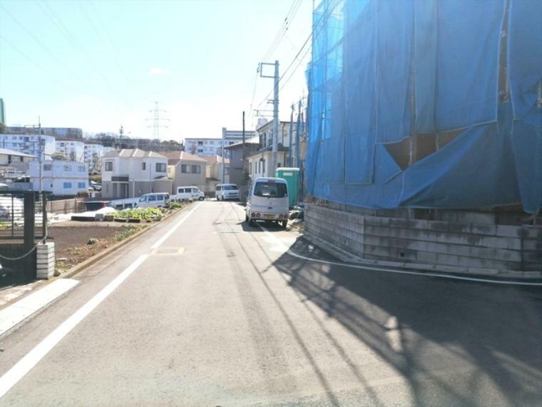 現況写真 穏やかな雰囲気漂う、緑と調和した街並みに建つ新築一戸建て。 ■多摩市百草　新築一戸建て■